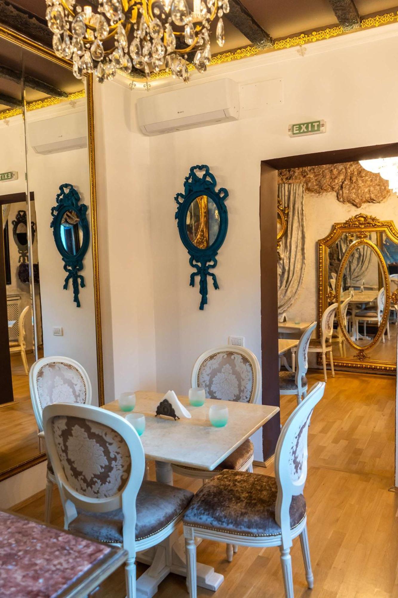 Conacul Coroanei Luxury Boutique Hotel