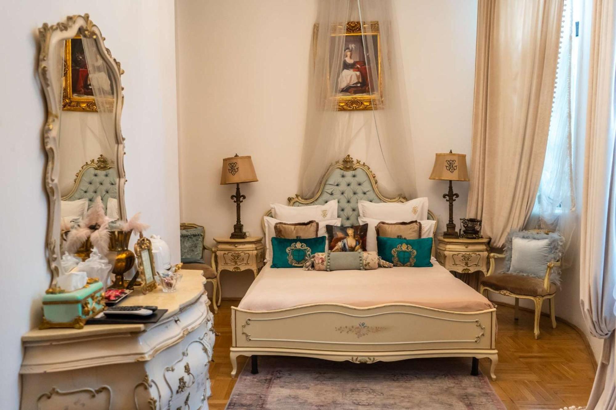 Conacul Coroanei Luxury Boutique