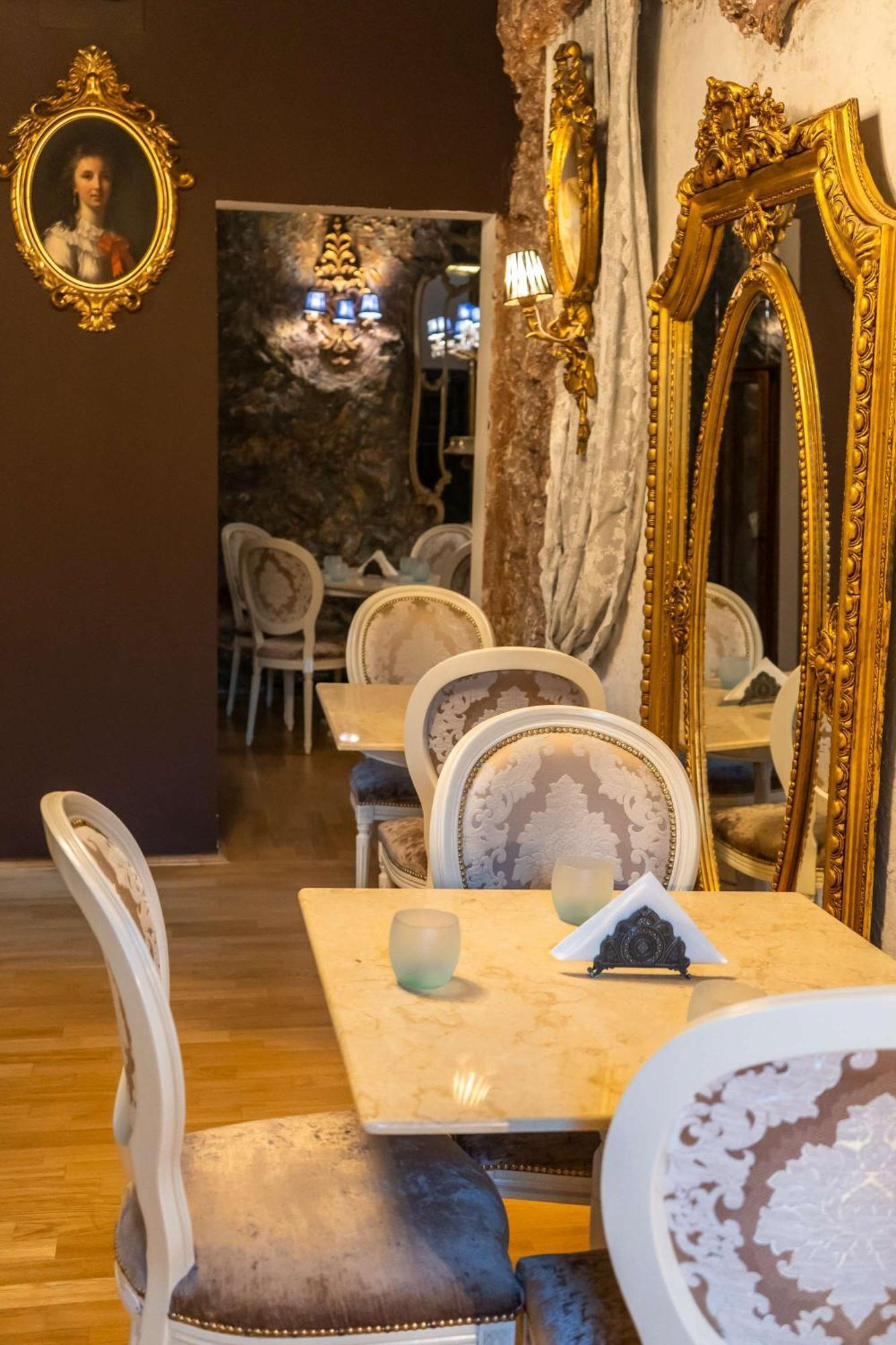 Conacul Coroanei Luxury Boutique Hotel 5*