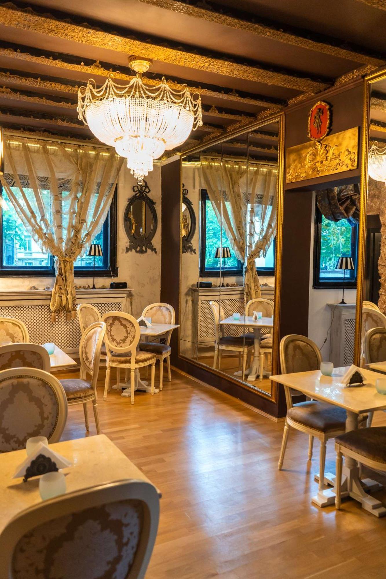Conacul Coroanei Luxury Boutique Hotel Bucharest