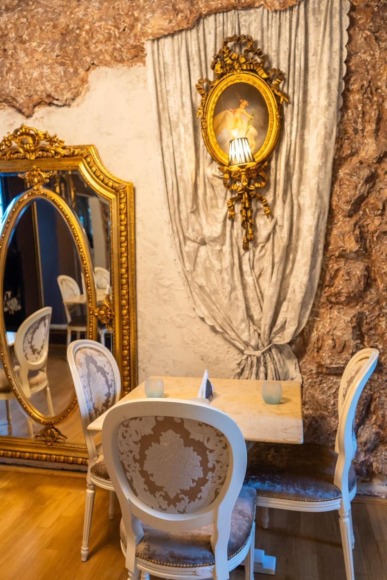 Conacul Coroanei Luxury Boutique Hotel 5*