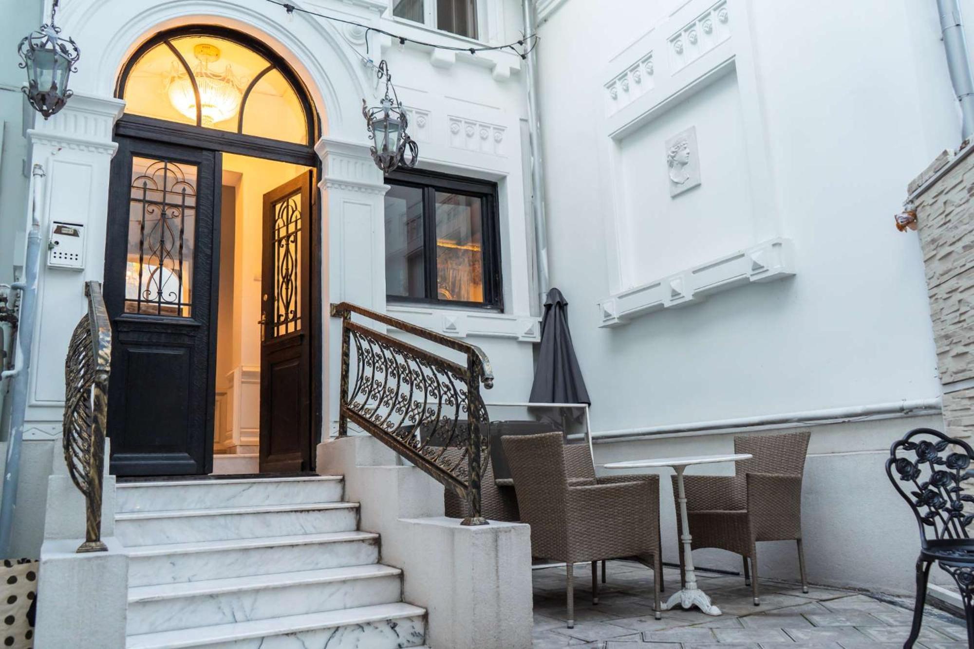 Conacul Coroanei Luxury Boutique