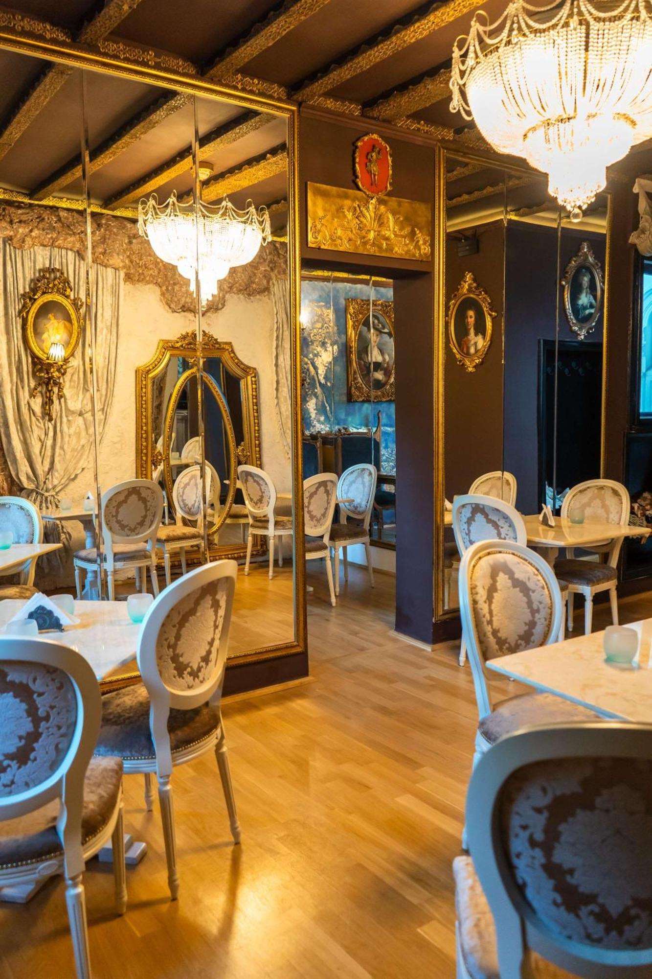 Conacul Coroanei Luxury Boutique Hotel Bucharest