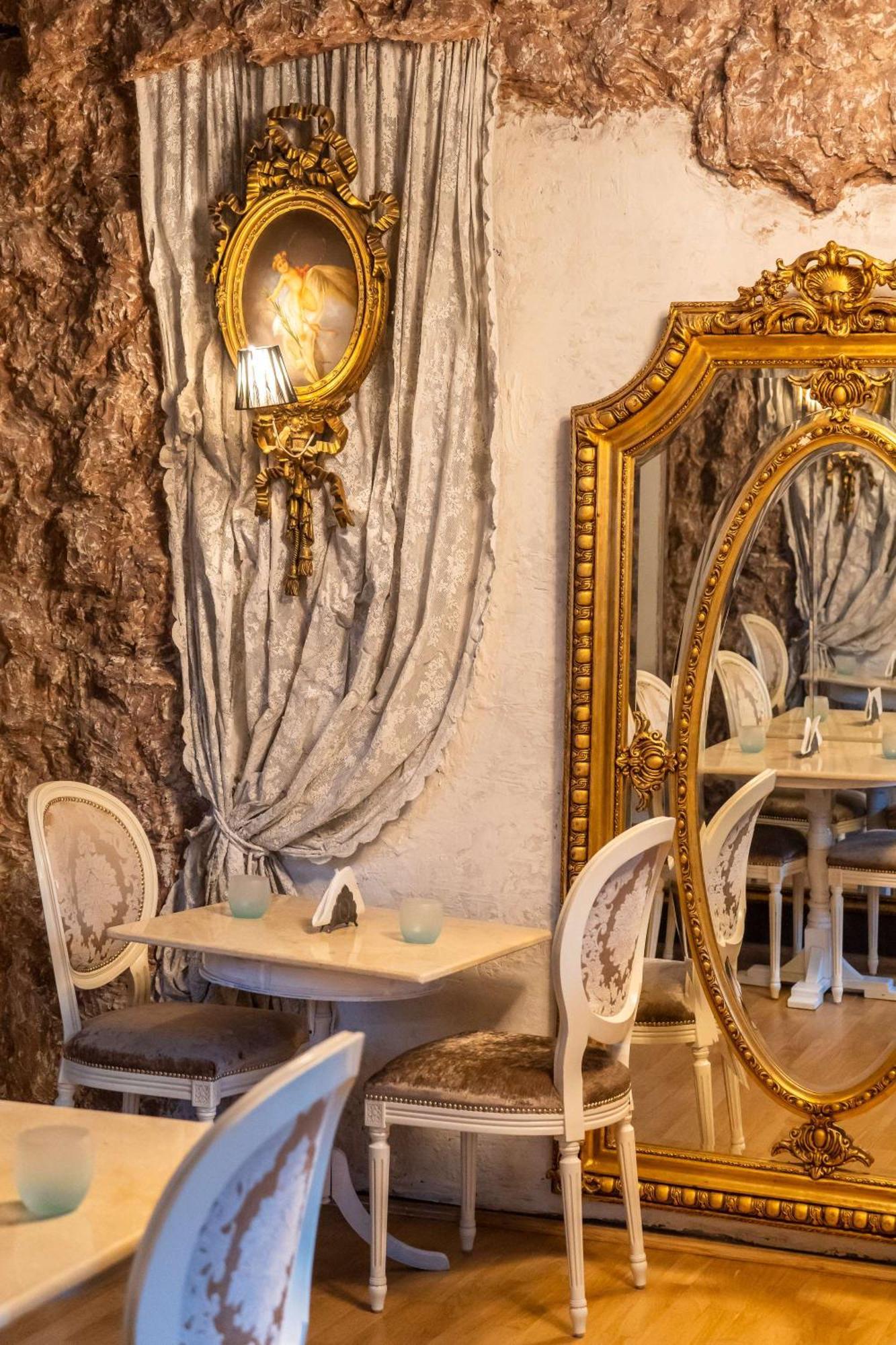 Conacul Coroanei Luxury Boutique Bucharest
