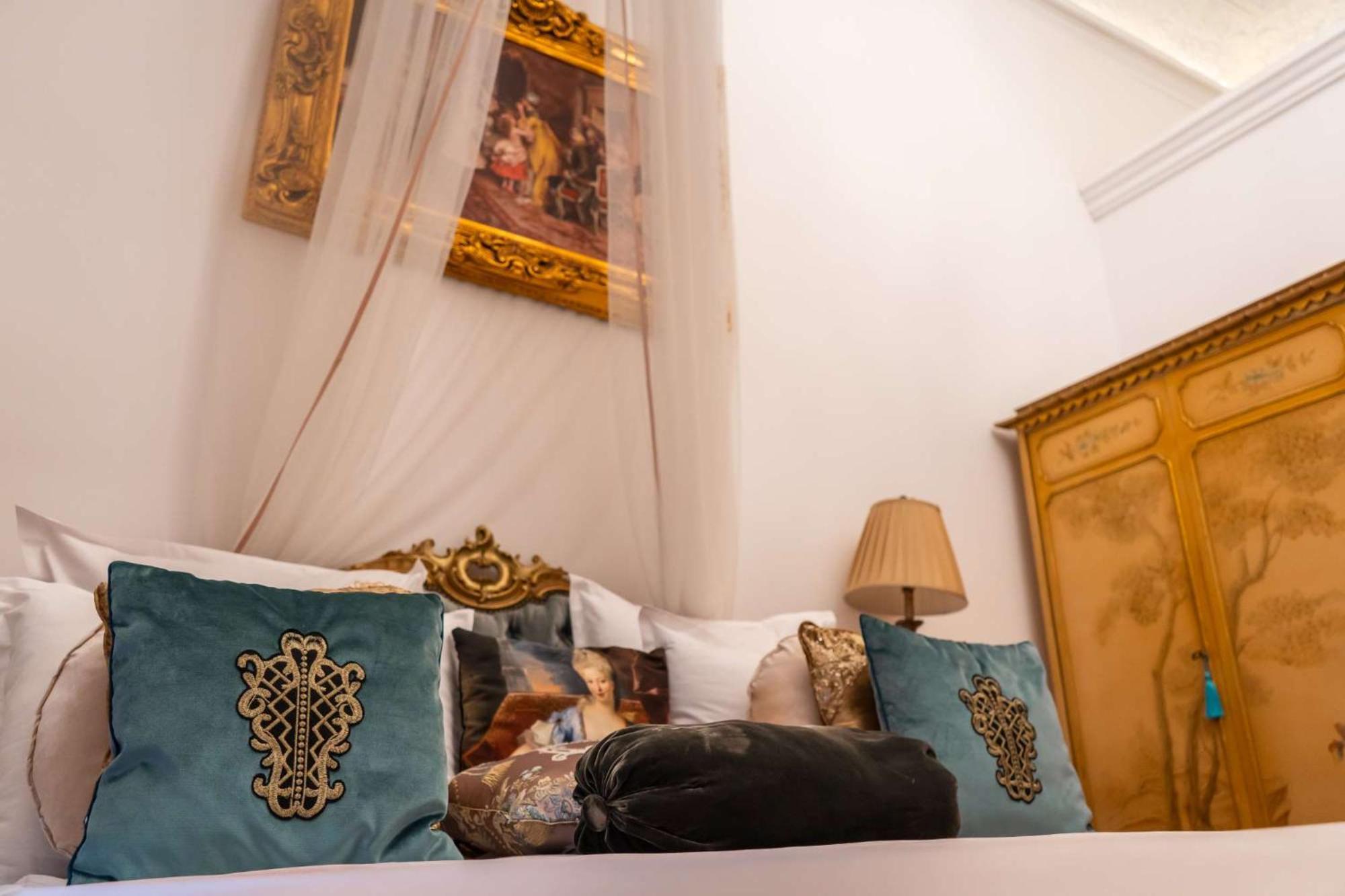 Conacul Coroanei Luxury Boutique Bucharest