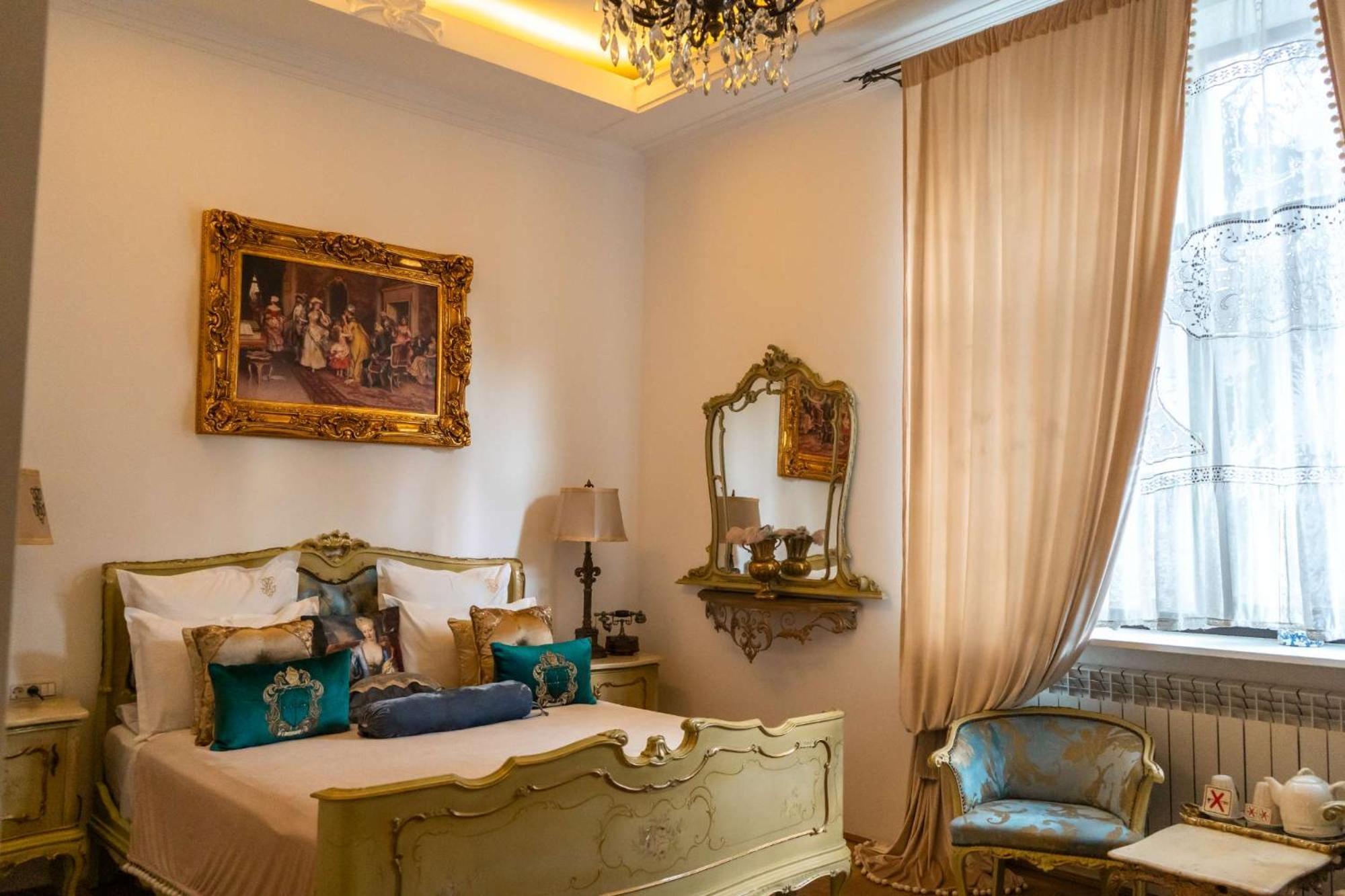 Conacul Coroanei Luxury Boutique