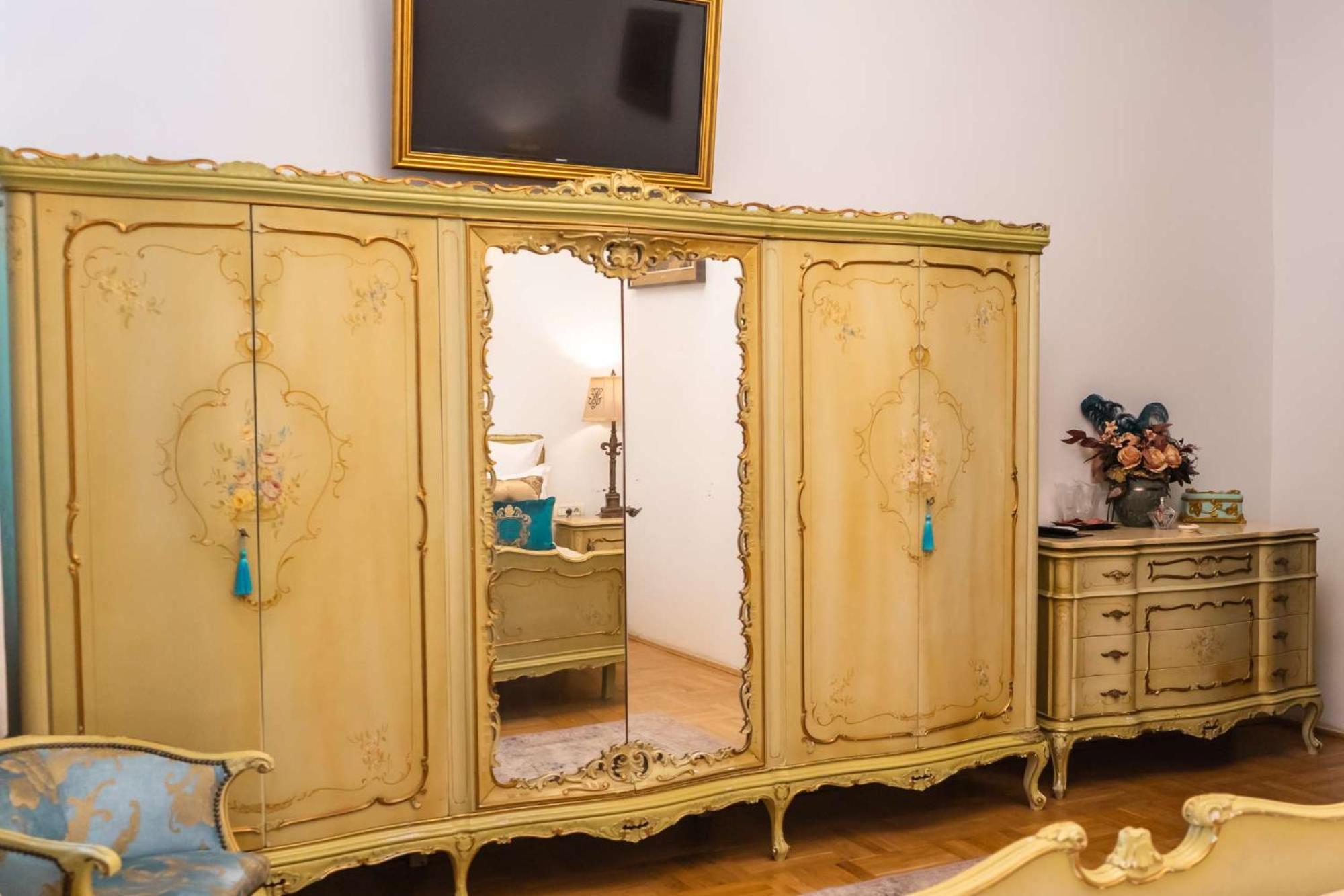 Conacul Coroanei Luxury Boutique