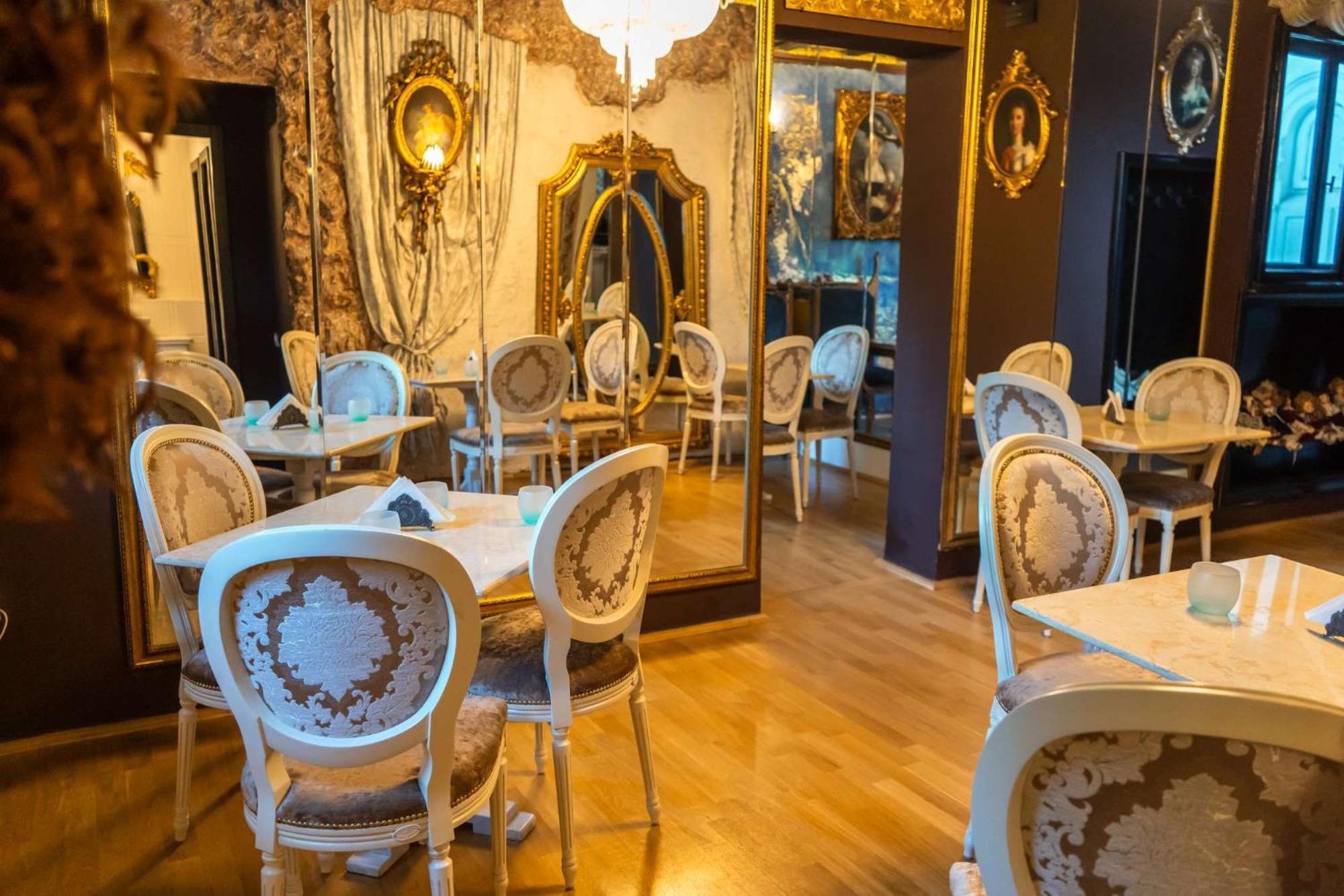 Conacul Coroanei Luxury Boutique Hotel Bucharest
