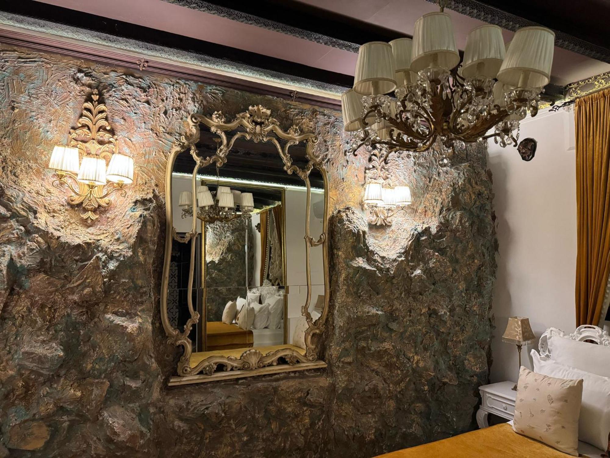 Hotel Conacul Coroanei Luxury Boutique Bucharest