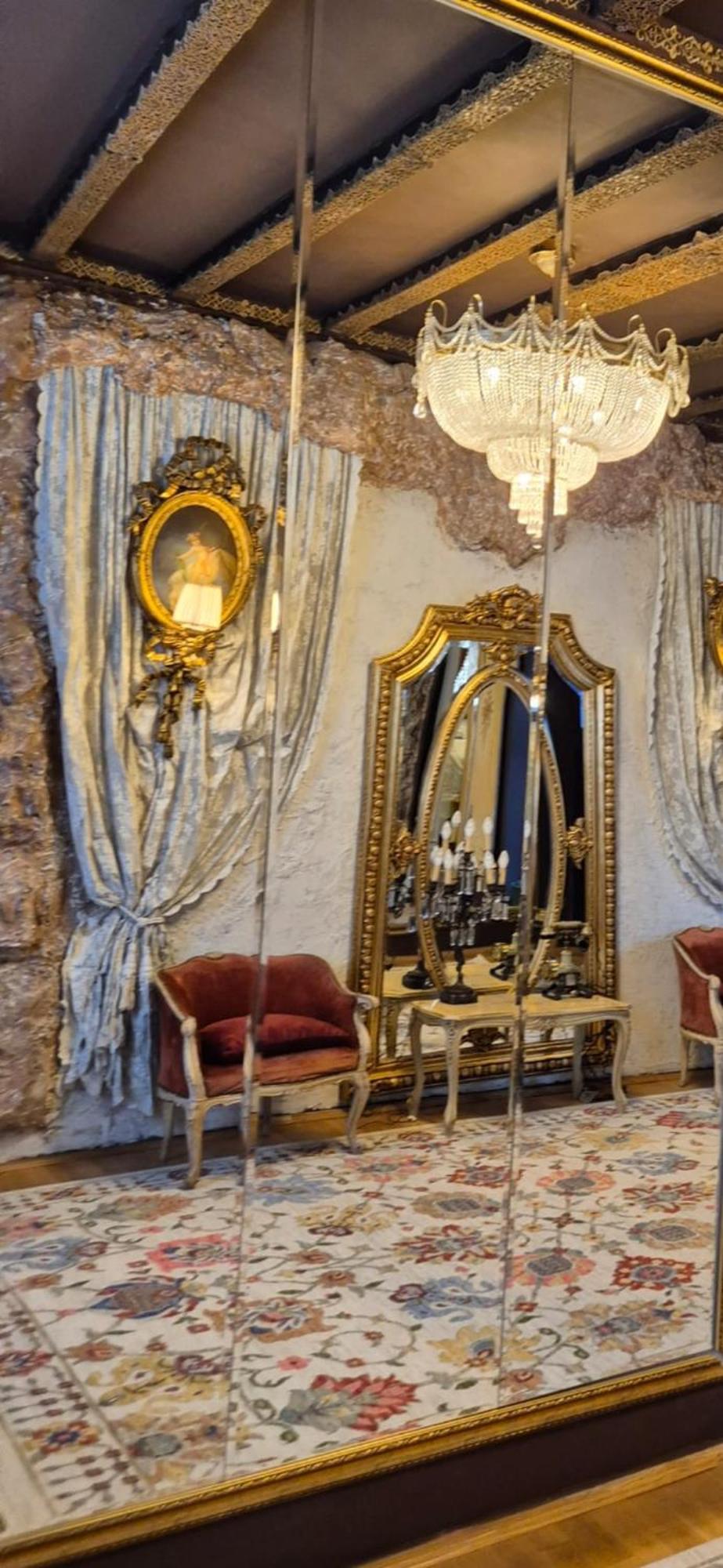 Conacul Coroanei Luxury Boutique